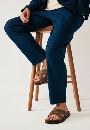 Next OVER REGULAR FIT - Matalakantaiset pistokkaat - tan brown