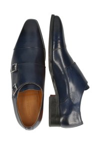 Scarpe in pelle blu con punta affusolata, due fibbie argentate di lato e tacco basso impilato. Finitura liscia con una leggera lucentezza.