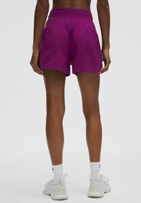 Pantalones cortos deportivos morados con cintura elástica, confeccionados con una tela ligera y transpirable, y un corte holgado para comodidad y movilidad.