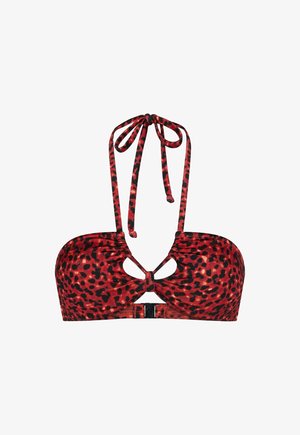 Haut de bikini à imprimé léopard rouge et noir avec un col halter, une découpe centrale et une fermeture à boucle au dos.