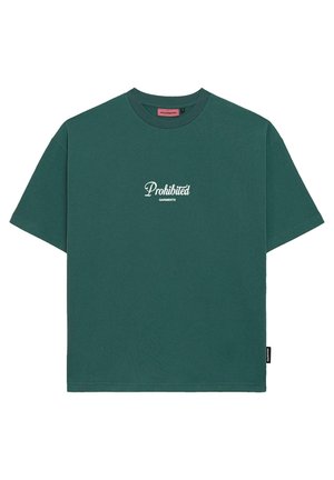 Roheline puuvillane T-särk lühikeste varrukatega ja ümmarguse kaelusega, mille rinnal on valge kiri "Keelatud rõivad".