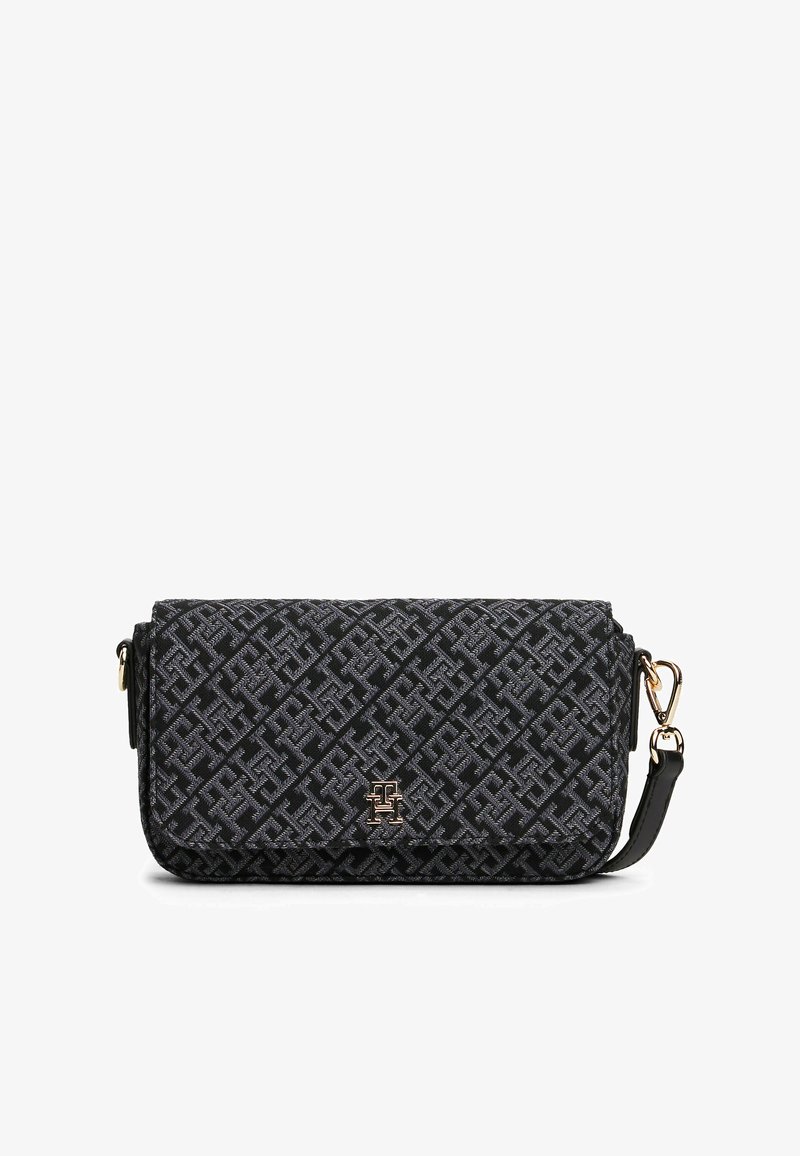 Sort og grå mønstret håndtaske med quiltet tekstur, guldfarvet hardware og en aftagelig rem. Rektangulær form med flaplukning.