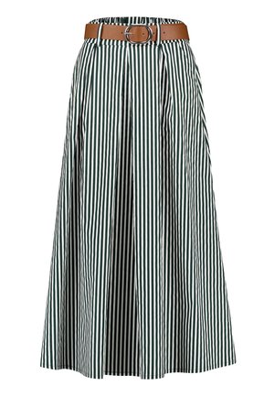 Jupe midi à rayures verticales vertes et blanches avec des plis et une large ceinture marron avec boucle argentée à la taille.