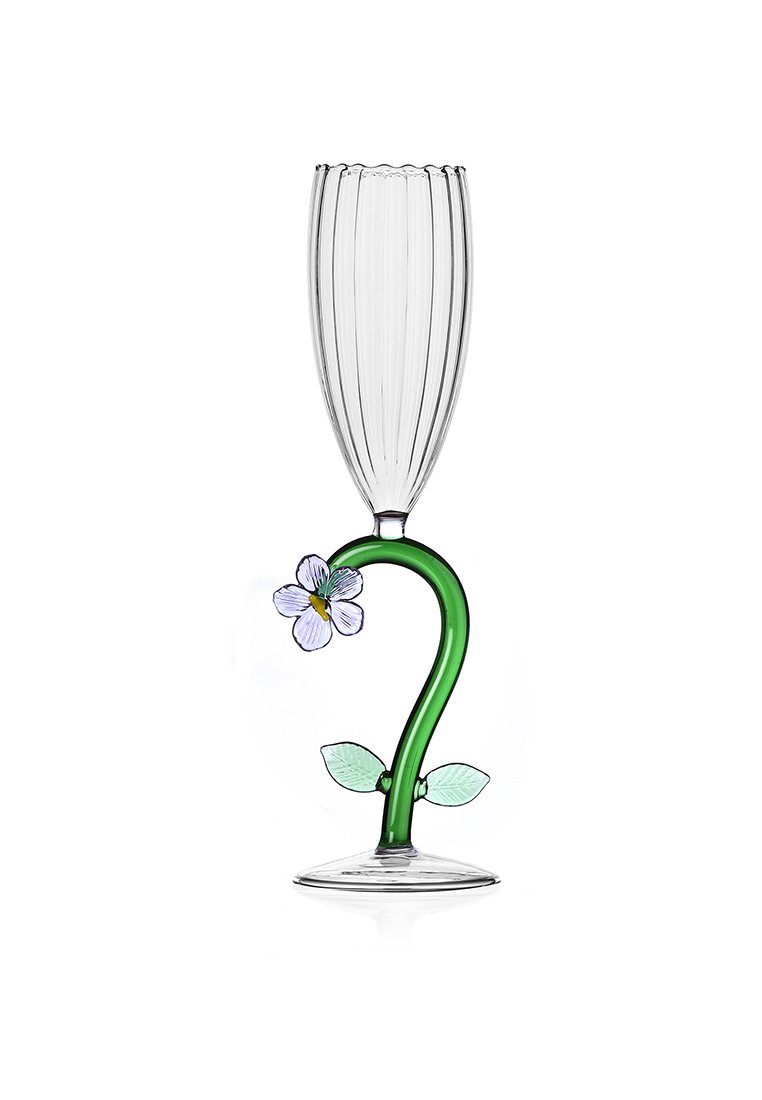 Alto bicchiere trasparente con un gambo curvo verde a forma di gambo di fiore, decorato con un fiore viola e due foglie verdi.