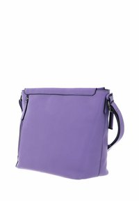 Sac bandoulière en cuir violet à texture lisse. Dispose d'une fermeture éclair, d'une sangle réglable et d'une forme rectangulaire minimaliste.