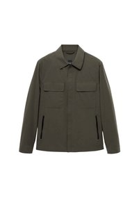 Olivgrüne Jacke mit Kragen, zwei Brusttaschen und zwei seitlichen Reißverschlusstaschen. Glatte Textur mit strukturierter Silhouette.