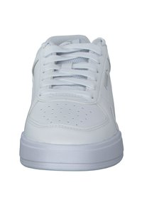 Scarpe sportive bianche realizzate in pelle sintetica con una superficie liscia, con dettagli perforati sulla punta e lacci piatti.