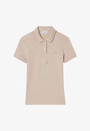 Beige poloshirt van katoen, met een klassiek kraag, een knoopsluiting met drie knopen en een geborduurd logo op de linker borst. Korte mouwen.