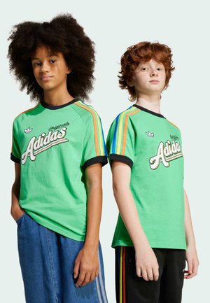 adidas Originals, 3 STRIPES TEE UNISEX - T-shirt con stampa - energy green
