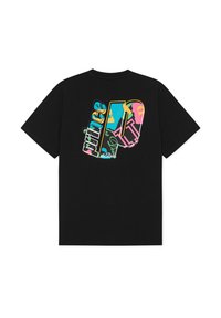 T-shirt noir à manches courtes avec un grand motif graphique coloré dans le dos, comprenant le mot « PLACE » et des formes abstraites.