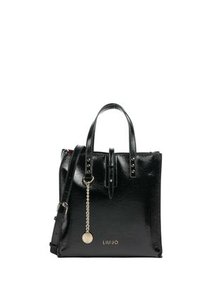 Borsa a tracolla in pelle sintetica nera con doppi manici superiori, una tracolla rimovibile, accentuazione in catena argentata e piccolo logo sulla parte anteriore.