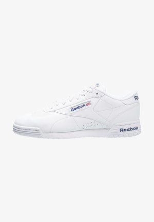 Sapatilhas brancas de couro com detalhes texturizados, biqueira arredondada e fecho de cordão. Apresenta o logotipo azul da Reebok nas laterais e colarinho almofadado.