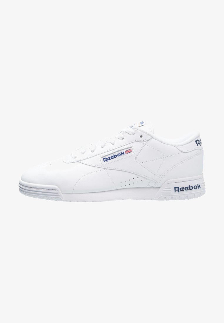 Sneakers bianchi in pelle con accenti texture, punta arrotondata e chiusura con lacci. Presentano il logo Reebok blu sui lati e un colletto imbottito.