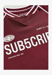 Pasirinkta, burgundy red