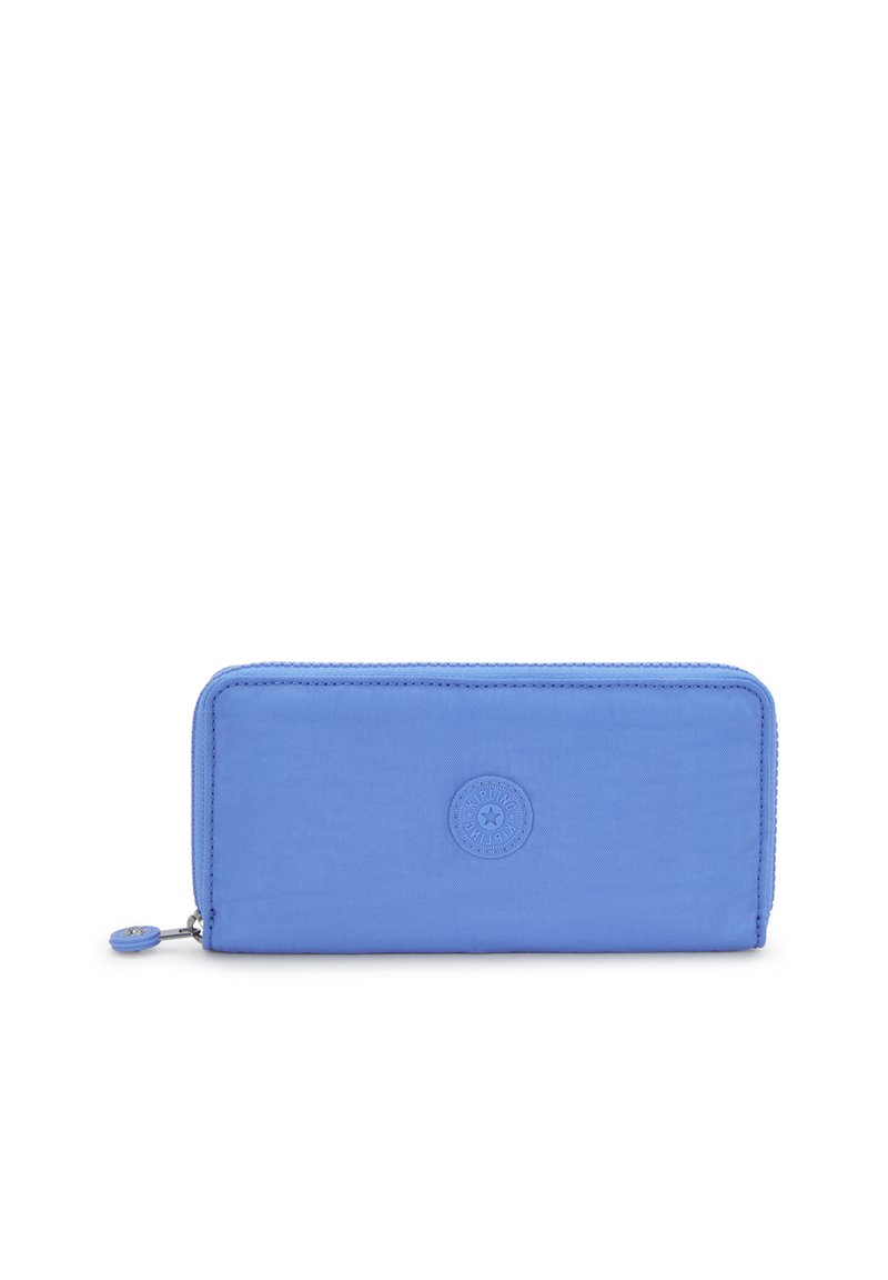 Blå nylonplånbok med dragkedja. Har en cirkulär logotyp på framsidan. Slät yta med rektangulär form och sydda kanter.