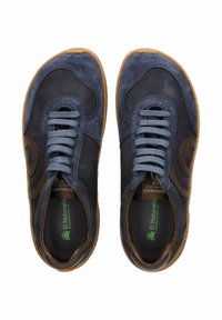 Námořnické modré sportovní boty s texturovanými semišovými a koženými panely, kulatou špičkou, béžovou gumovou podrážkou a tónovanými tkaničkami. Logo na boku.
