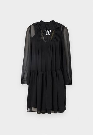 Sort kjole lavet af gennemsigtig stof, med lange ærmer, en flæset krave, en plisseret front og en lagdelt, løstsiddende nederdel.