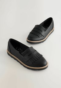 Sorte læder loafers med frynse detaljer og en rund tå. Kontrastfarvet let sål med en tekstureret overflade og syninger.