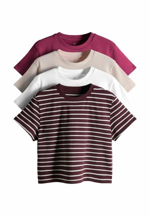 Vier netjes opgestapelde T-shirts met korte mouwen en ronde hals in donkerrode strepen, wit, beige en effen donkerroze.