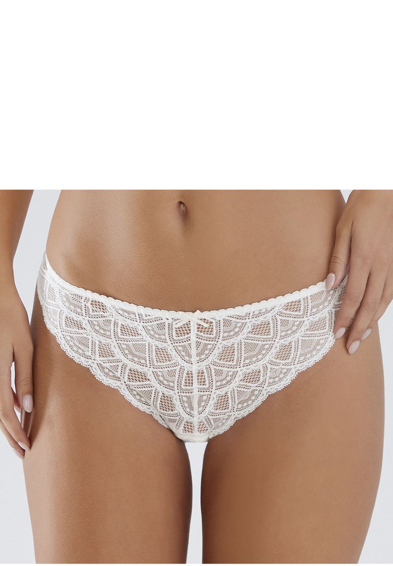 String en dentelle ivoire avec ourlet festonné, présentant un motif détaillé et une texture douce. Conception légère et délicate.