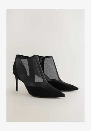 Svarta högklackade stövletter med spetsig tå, i mockamaterial och nätpaneler samt dragkedja bak.