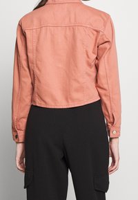 Topshop Petite Chaqueta vaquera - pink