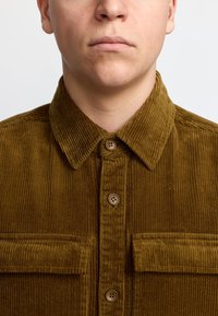 REVOLUTION Skjorter - dustbrown