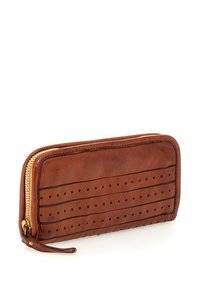 Portafoglio in pelle marrone con strisce orizzontali perforate, chiusura con zip e texture liscia; presenta una zip laterale e cuciture saldate.