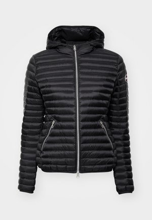 Giacca a puffo nera trapuntata con cappuccio, dotata di una cerniera frontale e due tasche laterali con zip, realizzata in un materiale leggero e liscio.