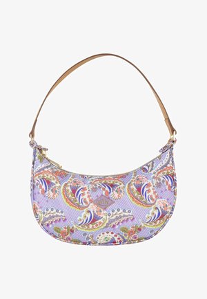 Kleine Schultertasche mit geschwungener Form, pastellviolettem Paisley-Muster, floralen Details und einem braunen verstellbaren Riemen.