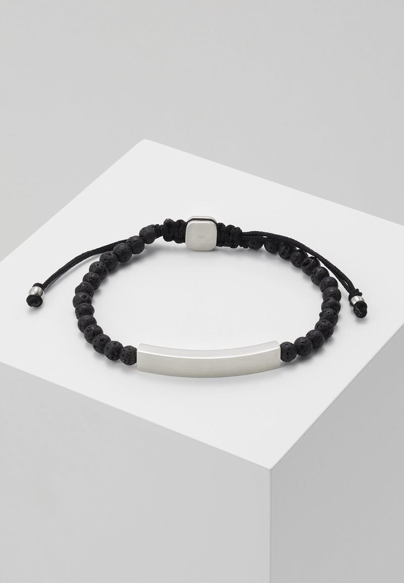 Pulsera de cuentas de piedra de lava negra con un acento de metal plateado rectangular y liso, que cuenta con un cordón ajustable para personalizar el tamaño.