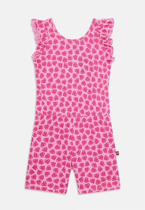 Roosa lühike ülikond, millel on rippuvad sangad ja millel on mitmesuguste punaste südamekeste muster roosa tausta peal. Valmistatud kergest kangast.