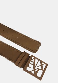 Cintura in pelle marrone con bordo intessuto, dotata di una fibbia quadrata con logo ritagliato, texture liscia e diversi fori di regolazione.