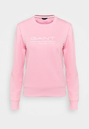 Lyserød langærmet sweatshirt med rund hals og hvid tekst "GANT American Sportswear Since 1949" foran.