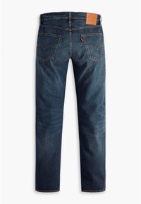Jeans de denim azul de pierna recta con una etiqueta de marca de cuero, dos bolsillos traseros con detalles de costura y un acabado limpio en los dobladillos.