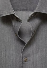 Graues Hemd mit Knöpfen und einem Kragen, ausgestattet mit zwei Knöpfen und einem glatten, strukturierten Stoff mit dezenten vertikalen Streifen.