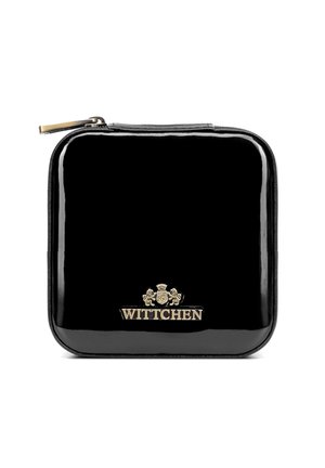 Compatta pochette quadrata nera lucida con cerniera, logo Wittchen dorato e due stemmi di leone sul davanti.