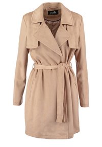 Beige trenchcoat tillverkad av mjukt, texturerat tyg. Har midjebälte, breda slag och två sidofickor. Mediummått design.