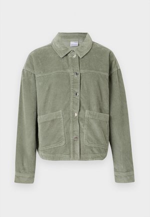 Veste en velours côtelé vert clair avec des manches longues, fermeture à boutons, deux grandes poches avant et un col classique sur fond uni.