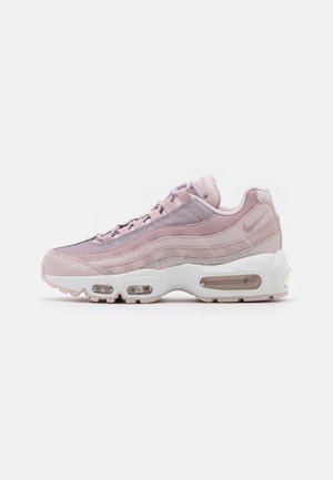 Lichtroze Nike Air Max 95 sneaker met een bovenwerk van mesh en suède, witte tussenzool en zichtbare luchtkussens.