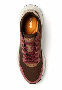 Sneaker in suede marrone e rosa con soletta arancione etichettata "HOFF," lacci bordeaux e suola bianca testurizzata, vista dall'alto su sfondo bianco.