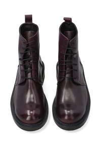 Burgunderfarbene Leder-Stiefeletten mit glatter Oberfläche, Schnürung vorne, abgerundeten Zehen und schwarzen Gummisohlen. Verfügt über einen kleinen Ziehschlitz auf der Rückseite.