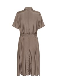 Robe boutonnière en satin marron clair, à manches courtes, ceinture à nouer, et jupe fluide. Texture lisse, portée à mi-genoux.