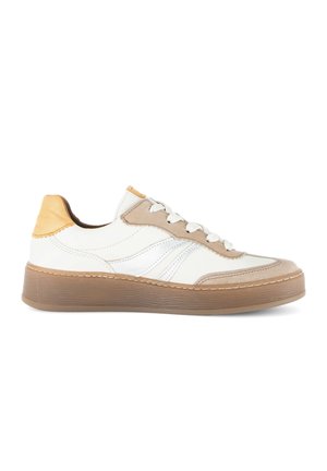 Witte leren sneaker met beige suède details, zool van gumrubber en een lichtbruine hielaccent, zijaanzicht op een witte achtergrond.
