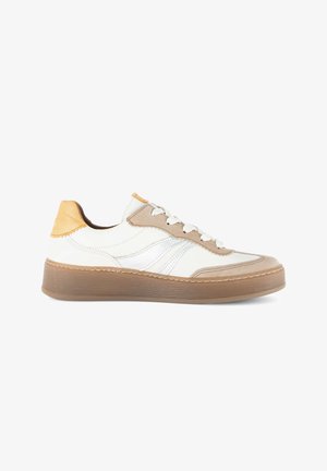 Witte leren sneaker met beige suède details, zool van gumrubber en een lichtbruine hielaccent, zijaanzicht op een witte achtergrond.