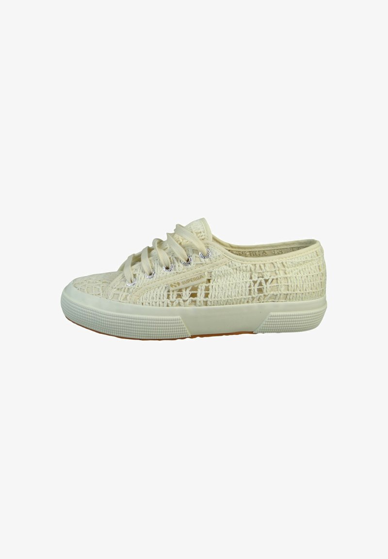 Baskets à lacets de couleur crème avec tige en tissu tissé, semelle en caoutchouc et petit logo "Superga" sur le côté.
