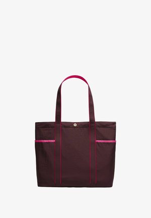 Duża torba typu tote z ciemnobrązowej tkaniny z jaskraworóżowymi akcentami. Posiada dwie przednie kieszenie i długie uchwyty ułatwiające noszenie.