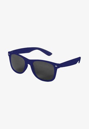 Granatowe plastikowe okulary przeciwsłoneczne z matowym wykończeniem, ciemnymi soczewkami i klasycznym prostokątnym kształtem. Posiadają małe metalowe akcenty na oprawkach.