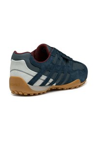 Sneaker blu navy realizzate in suede e materiali sintetici, dotate di suola in gomma, accenti grigi e un design traspirante con pannelli in rete.
