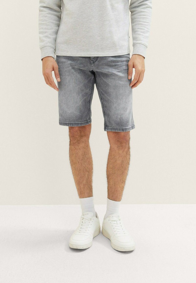 PULL&BEAR HIGH-WAIST - BERMUDA - Jeansshort - light-blue denim/lichtblauw